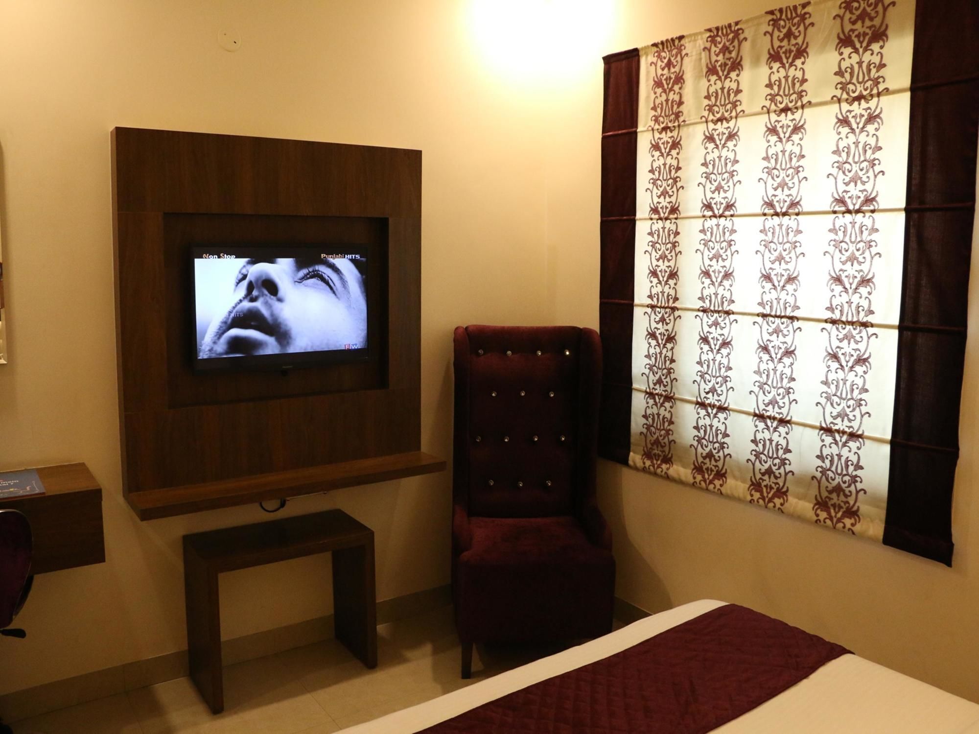 Hotel Rk Grande Ludhiana Bagian luar foto
